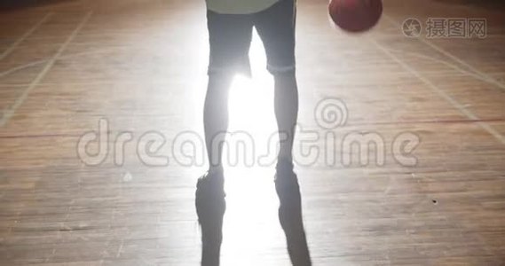 年轻的白种人篮球运动员准备去后台黑暗的轮廓光线自信的玩视频
