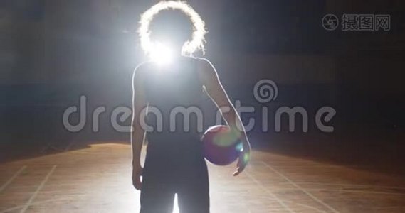 明亮灯光照明篮球运动员剪影图像大厅视频