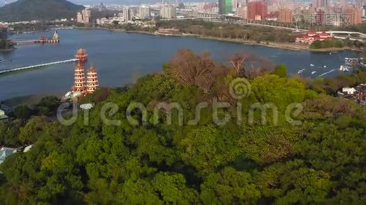 台湾高雄日落时鸟瞰莲花池和中国传统宝塔。 亚洲视频