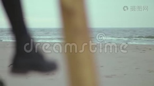 女孩坐在海边微笑视频