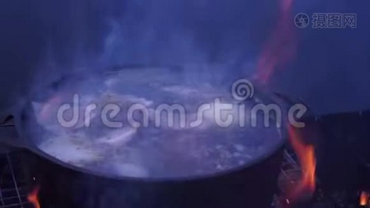 鱼汤`uha`在火上.视频