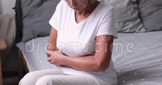 生病的老年妇女感到腹部疼痛视频