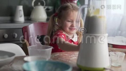 小女孩打开厨房里家里的搅拌机。视频