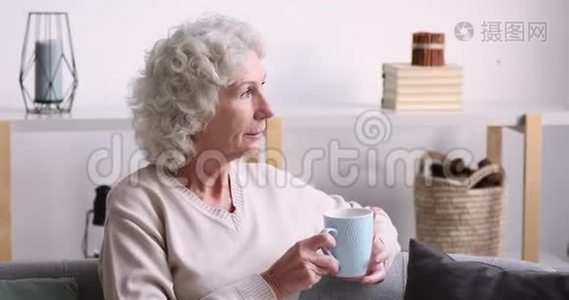 快乐轻松的老妇人望着回家喝茶视频