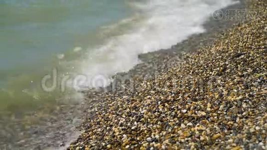 海浪和石滩视频