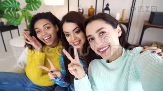 阿拉伯女孩与多种族朋友在家录制自拍视频视频