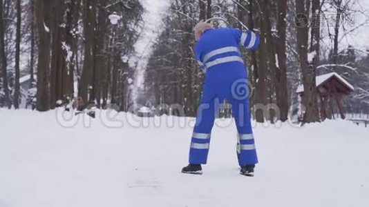 高级清洁工清除积雪。视频