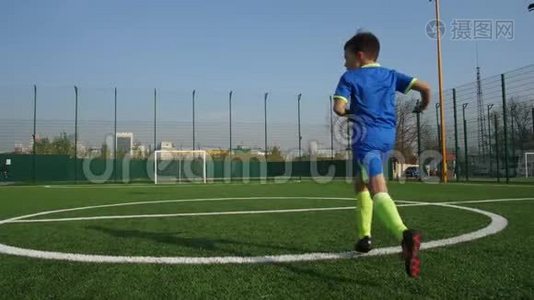年轻的足球运动员传球并向球门跑去视频