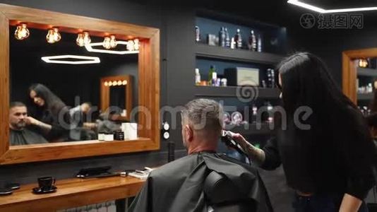 理发店的女理发师用理发刀给留胡子的男人理发。男士发式及沙龙理发。梳毛视频