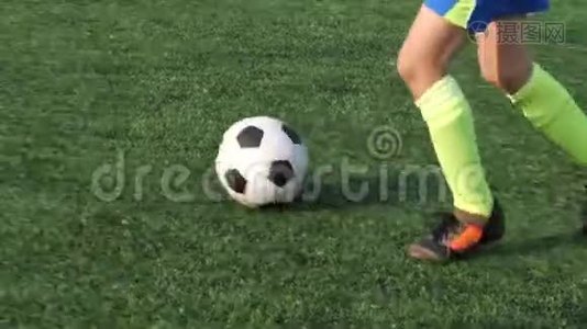 足球技术娴熟的青少年前足视频
