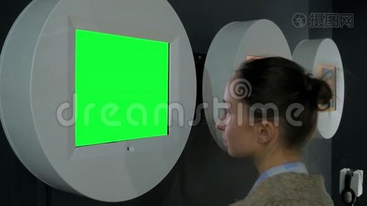 在展览中看到空白绿色展示墙的女人-绿色屏幕概念视频