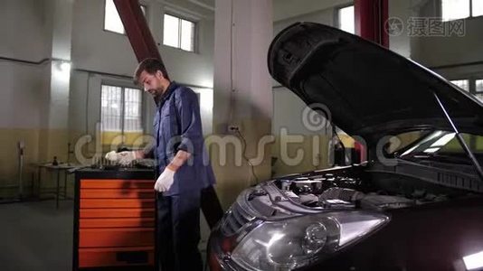 汽车修理工检查汽车发动机的油位视频