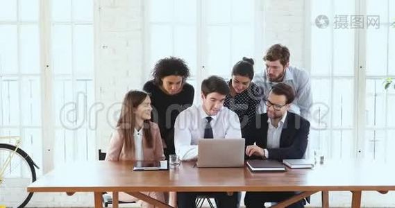 六个头脑风暴的商业团队用笔记本电脑聚集在办公室视频