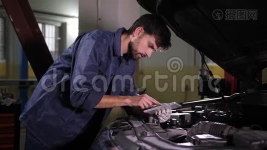 工作期间使用平板电脑的汽车修理专家视频