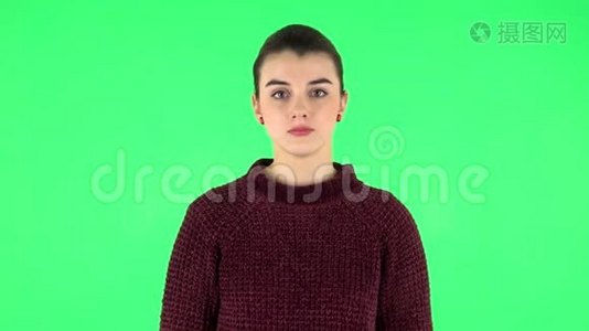 微笑的家伙去打电话，ChromaKey。 侧视图视频