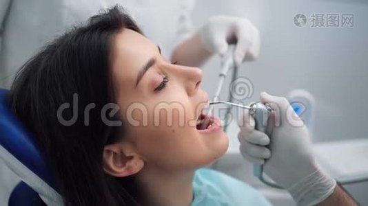 口腔诊所牙科治疗期间的女性面部。 近距离拍摄4k红色相机视频