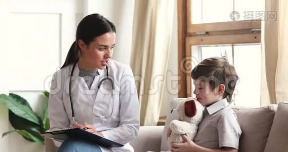 专业女医生与儿童病人交谈，持有玩具视频