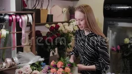 专业的花店正在包装一束花。 为国际妇女节准备`美丽的花束..视频