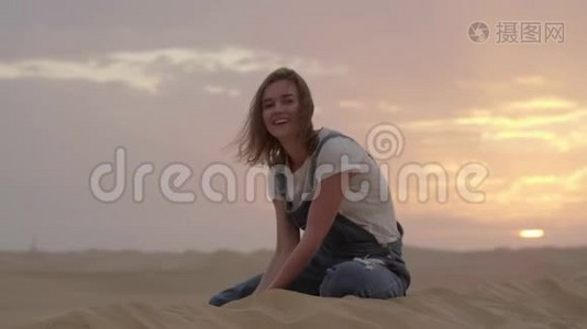 阿拉伯酋长国沙漠里一个快乐的女孩吐沙子。视频