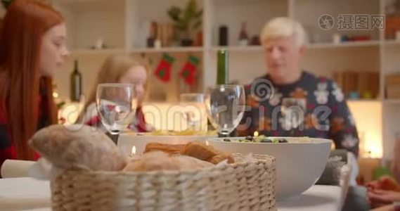 一家人坐在餐桌前圣诞爷爷孙女的头头，一个红发女孩视频