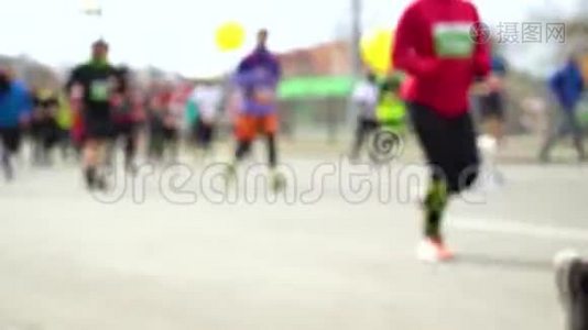 在柏油路上参加城市马拉松比赛的五颜六色的人群视频