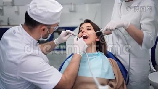 有牙齿问题的女性病人在诊所看过牙医。 4k龙红相机视频