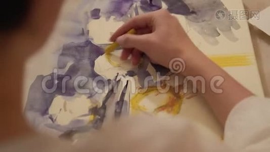 艺术疗法启发妇女画蜡蜡笔视频