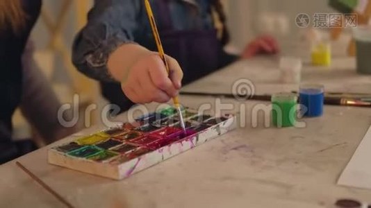 绘画爱好小组女生美术老师视频