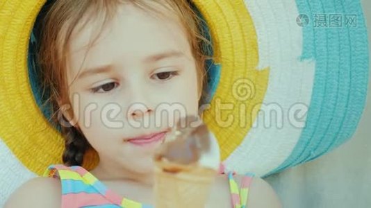 戴帽子的可爱小女孩的肖像。他吃巧克力冰淇淋。带孩子暑假理念视频