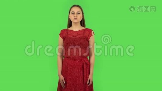 穿红色衣服的温柔女孩因疲劳而头痛。 绿色屏幕视频