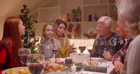 大家庭谈圣诞晚餐不同世代祖母孙女祖父父母姜姐视频