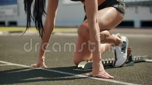 慢动作：女子运动员在400米内等待比赛开始。 女运动员在100米内等待比赛开始视频