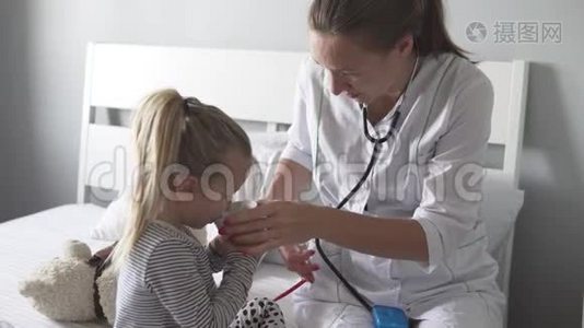 医生给小女孩看了一张她肺的照片视频