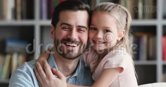可爱的女儿拥抱快乐的父亲拥抱着看镜头视频