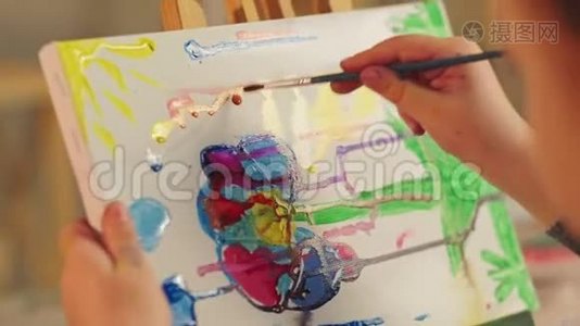 艺术天才女孩画彩色花朵视频