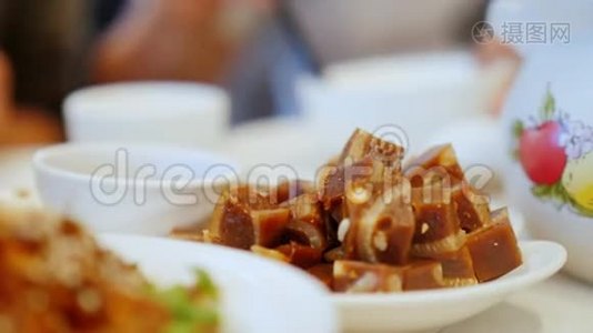 用筷子吃一道中国传统菜。 一小块肉冻。 中餐厅及食物概念视频