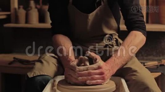陶艺人手塑陶土轮视频