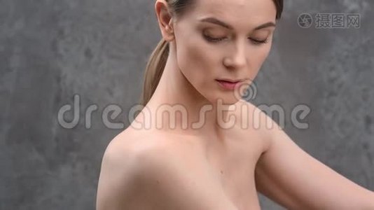 性感的裸体女人，完美的皮肤放松，有平静的情绪。 4k龙红相机视频