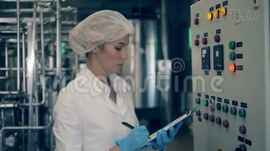 女工人在工厂操作控制面板视频