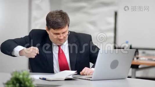 紧张的商务人员在电脑突然故障时坐在桌子前的坏电脑。视频