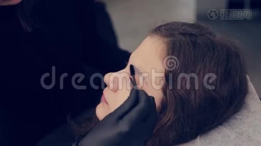 专业大师眉毛女士在美容院给客户梳眉毛。视频
