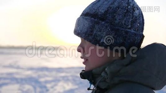 冬公园的少年，脸特写.. 日落的时候。 在新鲜空气中游走。 健康生活方式视频