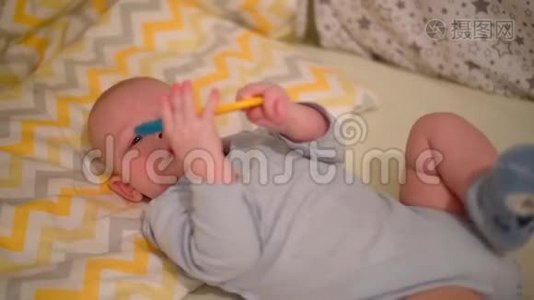 小新生婴儿躺在婴儿床上啃着玩具视频
