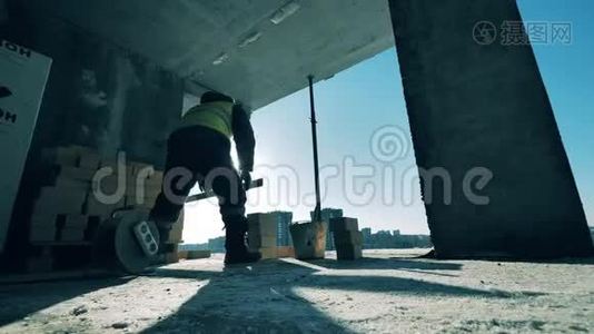 男工人在一幢正在建造的大楼里搬砖视频