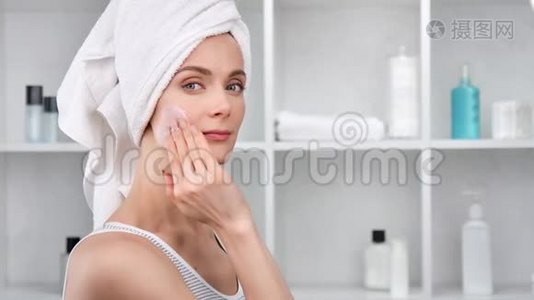 女人在脸上涂防老化面膜。 中型近距离拍摄4k红色相机视频