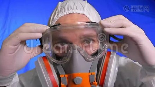 呼吸器科学病毒学家。 人近看，戴防护医用口罩.. 概念健康安全视频