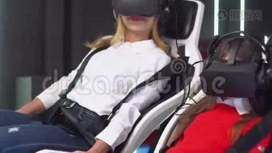 戴着虚拟现实模拟器的女人和小女孩视频