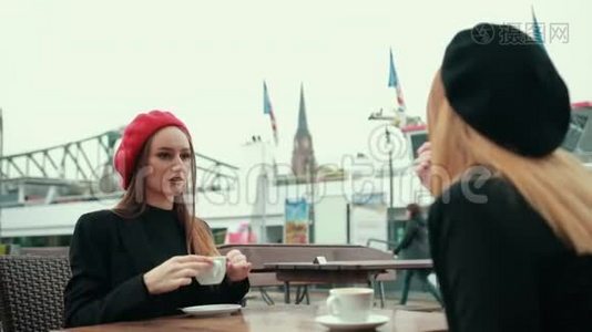 两个美丽迷人的法国女人坐在街上喝咖啡视频