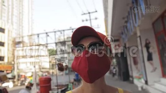 女人带着防护医疗面罩在超市旅行白种人游客。 女游客顾客杂货店视频