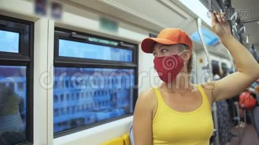 妇女旅行白种人乘坐在地面列车空中列车，戴着防护医疗面罩。 空中列车女游客视频